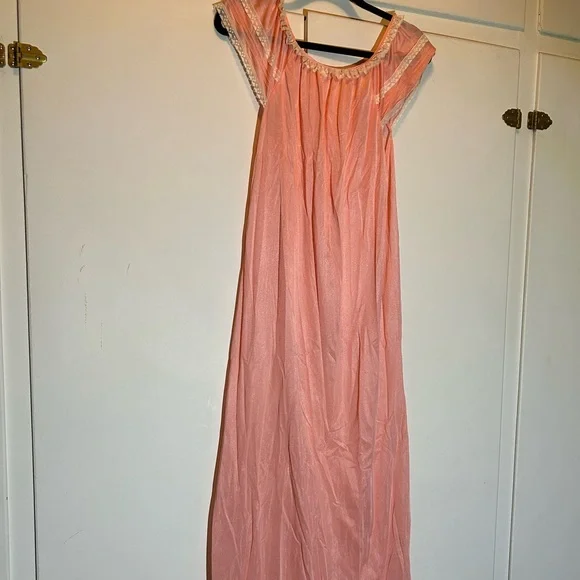 Elegant Vintage Peach Nylon NightGown - Picture 4 of 4